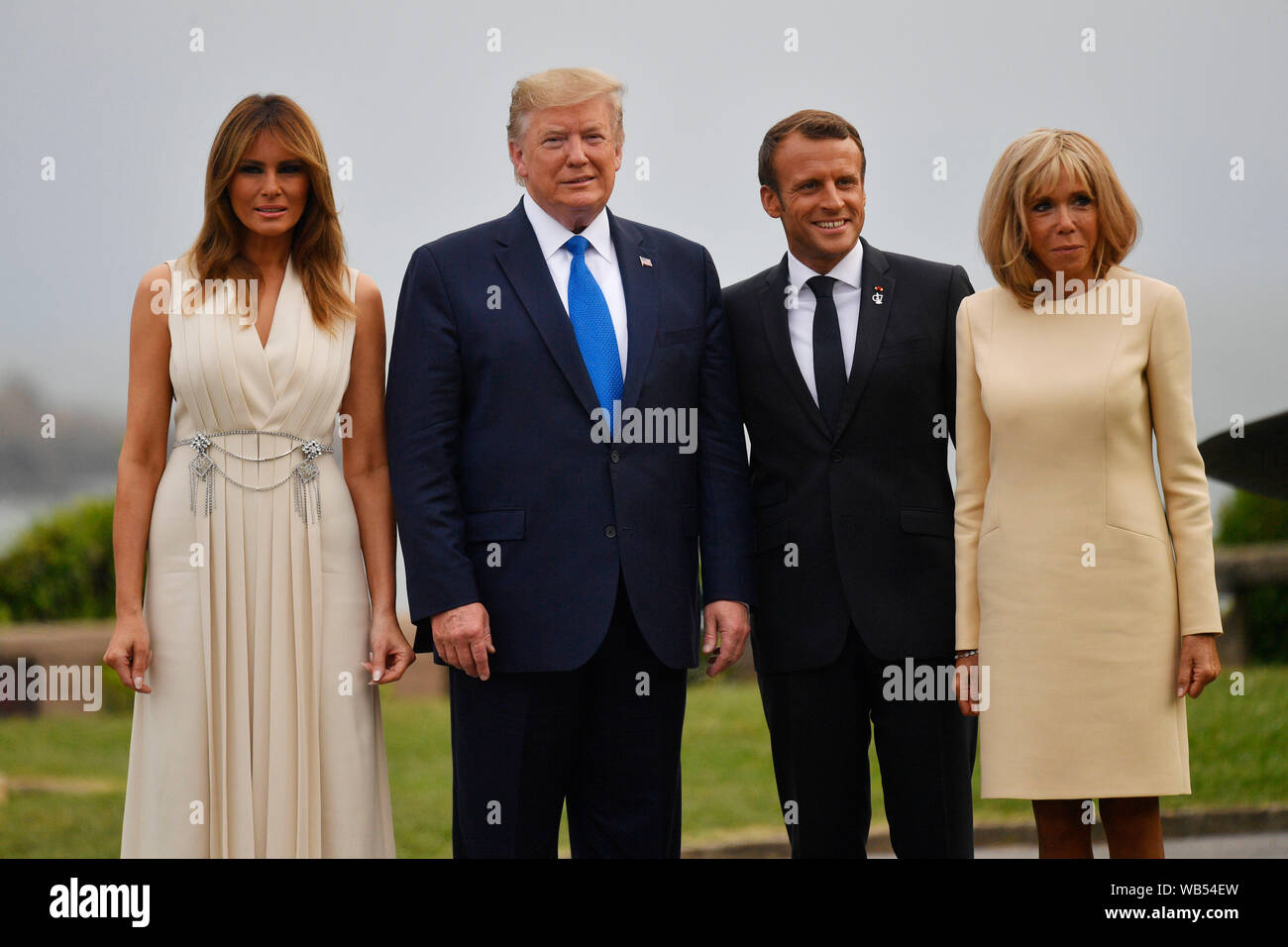 Le président français, Emmanuel Macron et sa femme Brigitte Trogneux (les deux à droite) nous rencontrer le Président Donald Trump et son épouse Melania, à l'accueil officiel durant le sommet du G7 à Biarritz, France. Banque D'Images