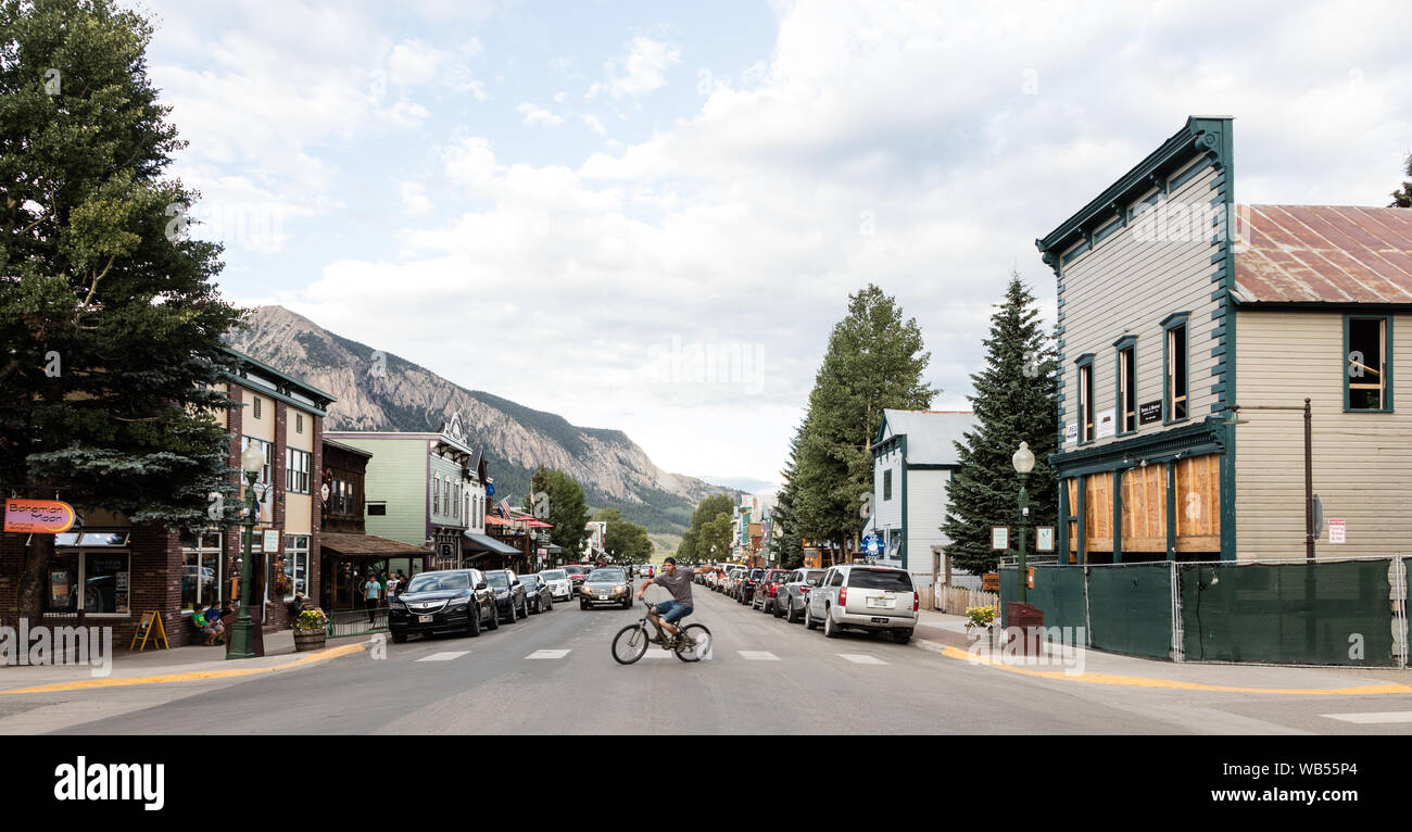 Elk Avenue, la rue principale de Crested Butte, une ville peuplée durant la saison de ski situé en hauteur dans les Montagnes Rocheuses à Gunnison Comté (Colorado) Banque D'Images