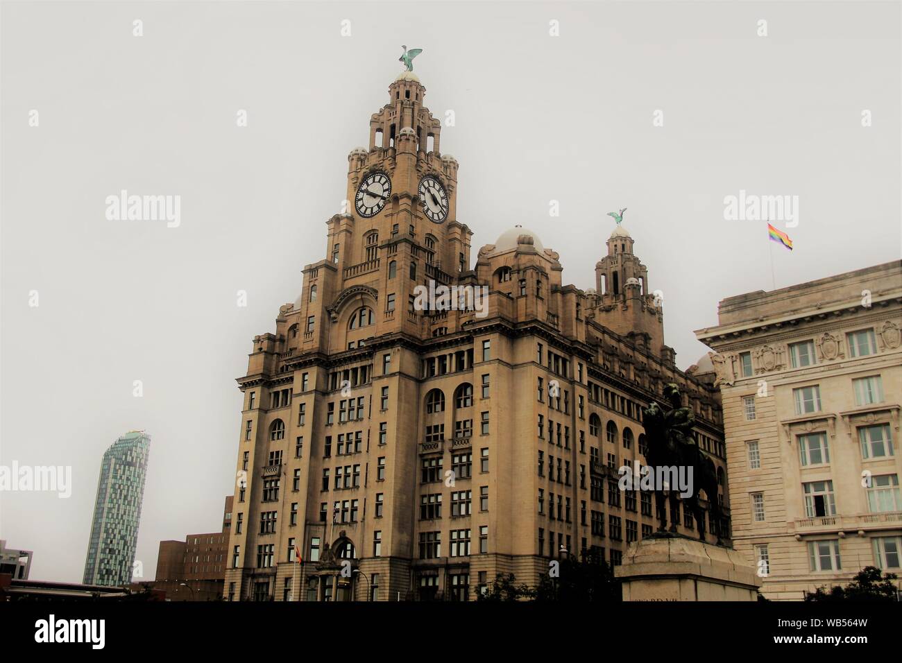 Le Royal Liver Building à Liverpool, érigé en 1911, donnant sur la rivière Mersey. Situé à côté de la jetée tête. Liverpool, Angleterre, Europe. Banque D'Images