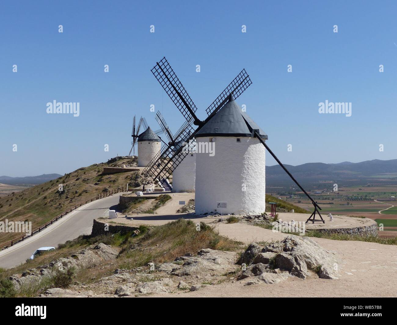 Don Quichotte les moulins à vent paysage avec un ciel bleu clair Banque D'Images