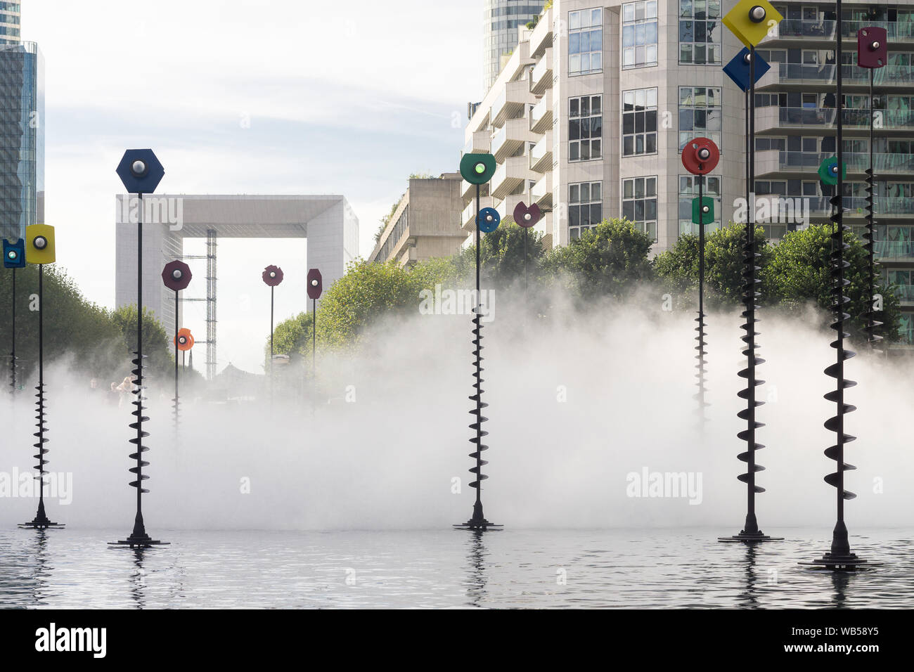 Paris La Défense de l'œuvre - sculpture de brume Fujiko Nakaya installés dans le Takis fontaines dans le quartier de la défense Paris, France, Europe. Banque D'Images