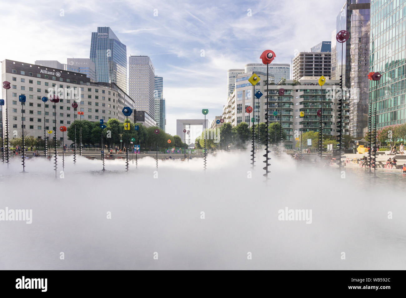 Paris La Défense de l'œuvre - sculpture de brume Fujiko Nakaya installés dans le Takis fontaines dans le quartier de la défense Paris, France, Europe. Banque D'Images