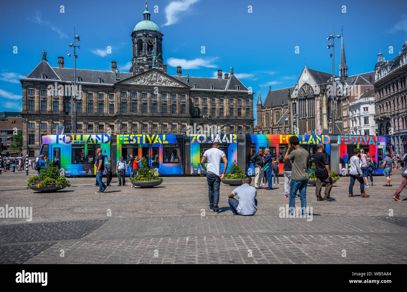 Amsterdam la place du Dam avec le palais et un tram pendant70 ans holland festival en 2017 et des gens assis sur la place du dam Banque D'Images