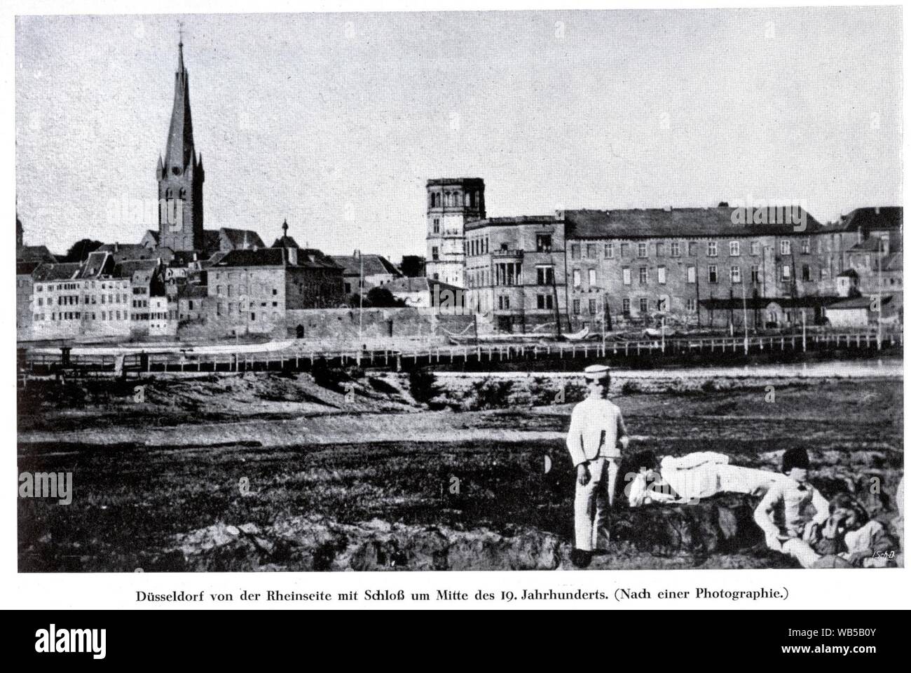 Düsseldorf von der Rheinseite mit altem Residenzschloss um Mitte des 19. Jahrhunderts. Banque D'Images