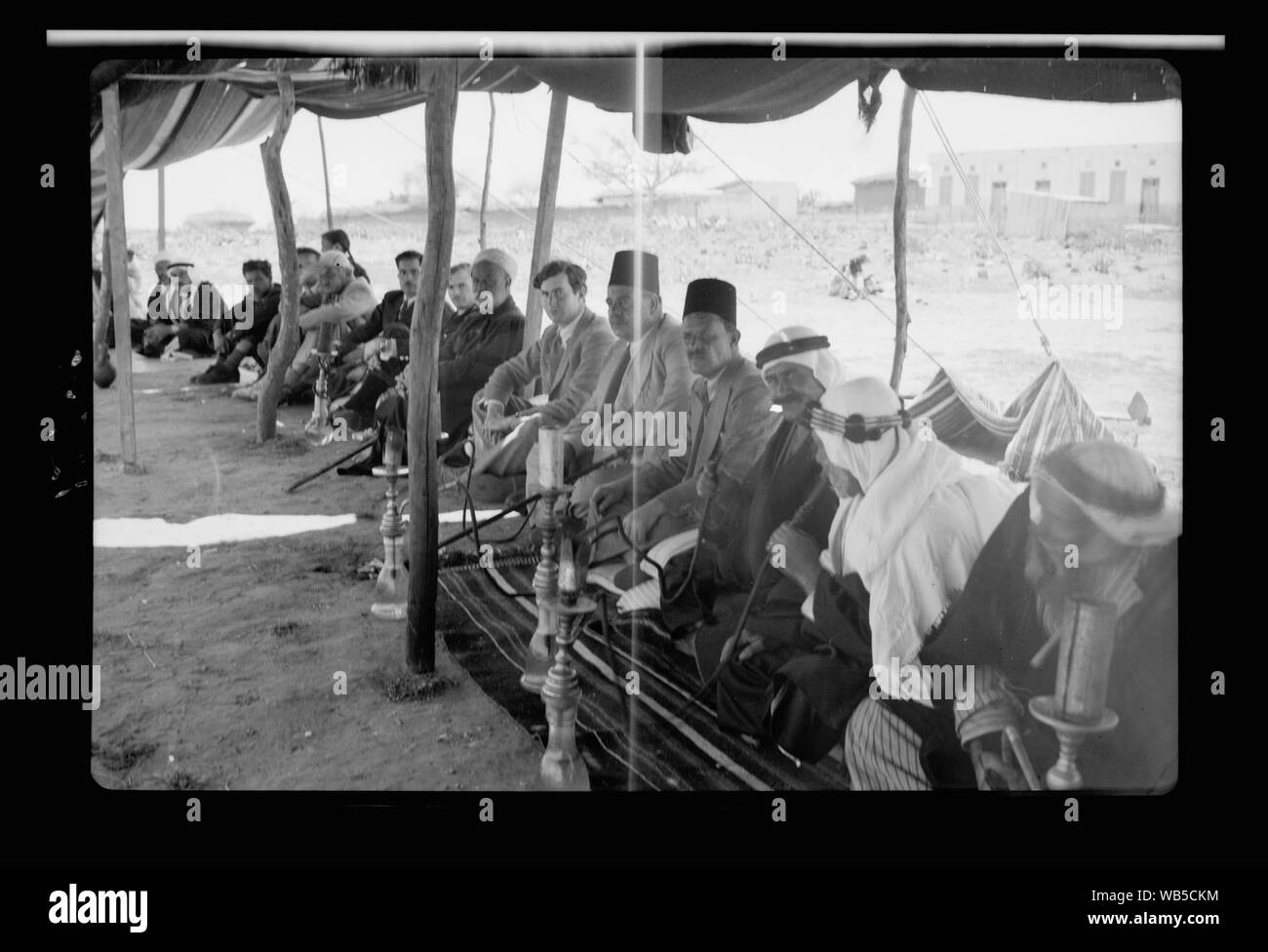 Fin d'une querelle à el Hamani Village près de Mejdal le 20 avril '43. Les juges de ligne montrant le comte dans le centre Abstract/medium : G. Eric et Edith Matson Photograph Collection Banque D'Images