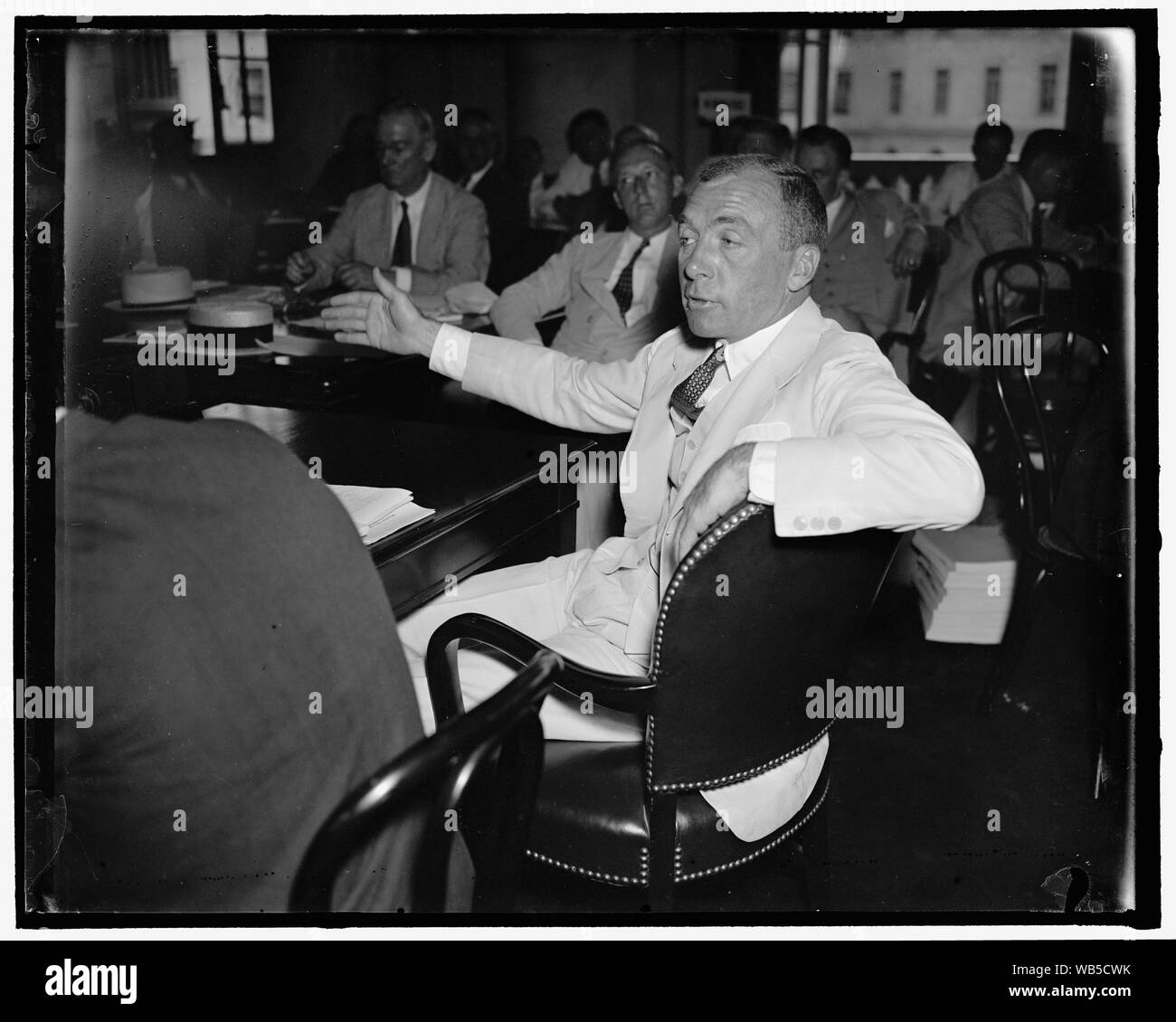 Salaire fédéral approuve-et-heure la législation. Washington, D.C., le 3 juin. Comparaissant devant le audition conjointe de la Chambre et du Sénat comités du travail aujourd'hui, Robert M. Johnson, président de l'entreprise approvisionnement médical de Johnson and Johnson, de Brunswick, New Jersey, a approuvé le projet de loi en attente d'Black-Connery qui a été introduit dans les efforts visant à restreindre les conditions de misère et le travail des enfants. Il a dit au comité le projet de loi n'est pas allé assez loin et s'est placé en faveur de six jours de semaine de 30 heures, 6/3/37 Abstract/moyenne : 1 négatif : vitrage ; 4 x 5 in. ou moins Banque D'Images