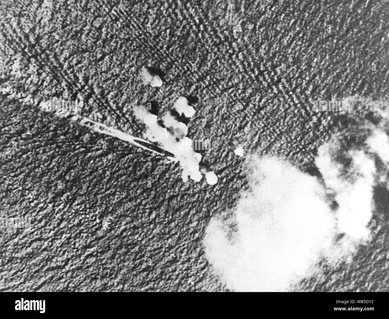 Destroyer néerlandais en vertu de l'attaque de l'air au large de Banka en 1942. Banque D'Images