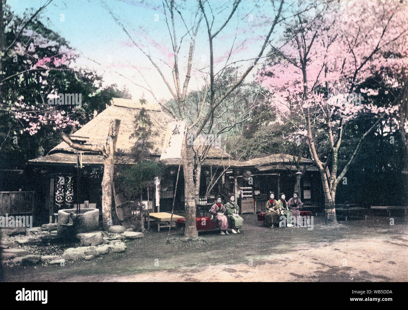 [ 1890 - Japon ] Maison de Thé Japonaise - une maison de thé avec un toit de chaume dans le parc Ueno de Tokyo. 19e siècle vintage albumen photo. Banque D'Images