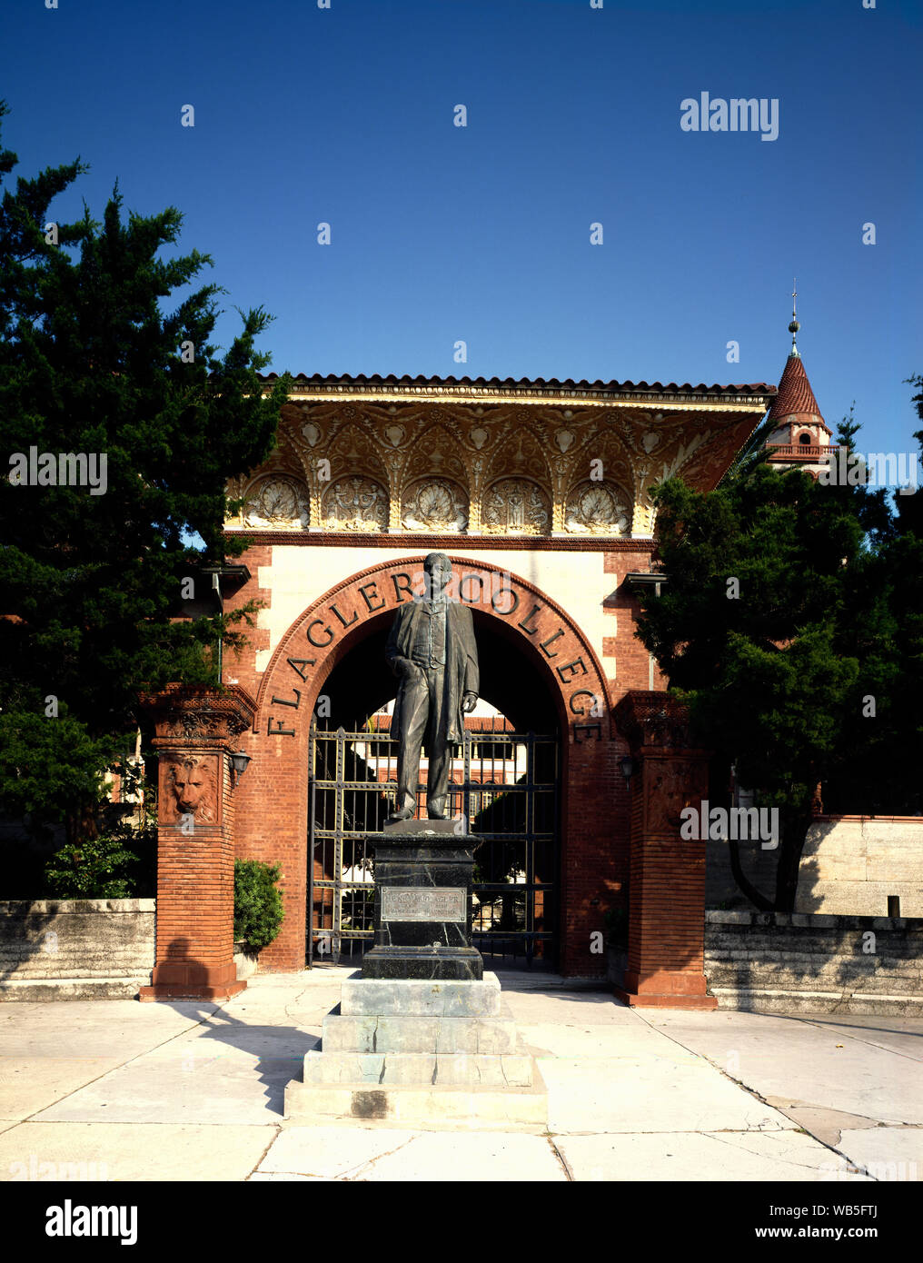 Entrée de Flagler College et statue d'Henry Flagler, après que le collège est nommé, Saint Augustine, Floride Banque D'Images