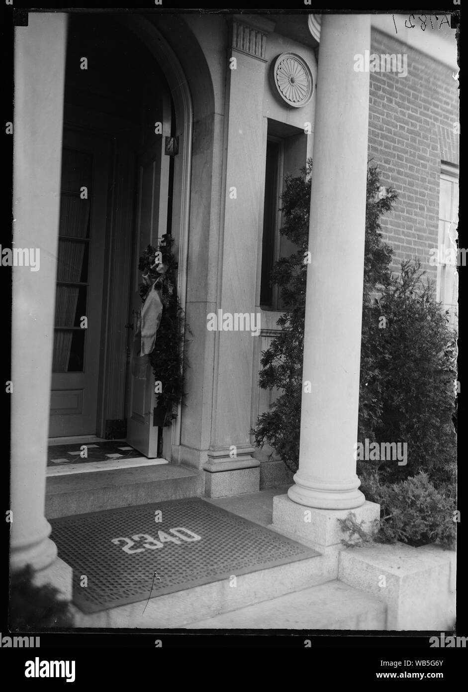 Entrée de Woodrow Wilson House, Washington, D.C. Résumé/moyenne : 1 négatif : vitrage ; 5 x 7 in. ou moins Banque D'Images Entrée de Woodrow Wilson House, Washington, D.C. Résumé/moyenne : 1 négatif : vitrage ; 5 x 7 in. ou moins Banque D'Images