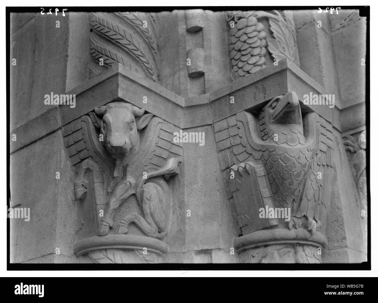 Entrée de Y.M.C.A. La figure symbolique de Saint Luc. Le taureau ; figure symbolique de Saint John. L'aigle Abstract/medium : G. Eric et Edith Matson Photograph Collection Banque D'Images