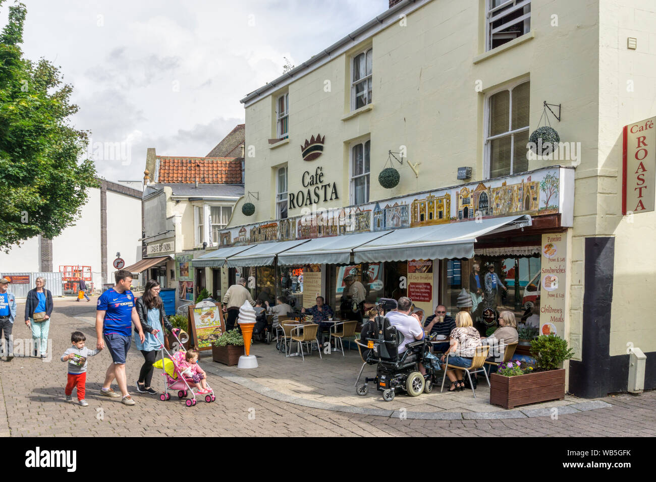 Les gens assis dehors dans Roasta Café Tower Street, King's Lynn. Banque D'Images