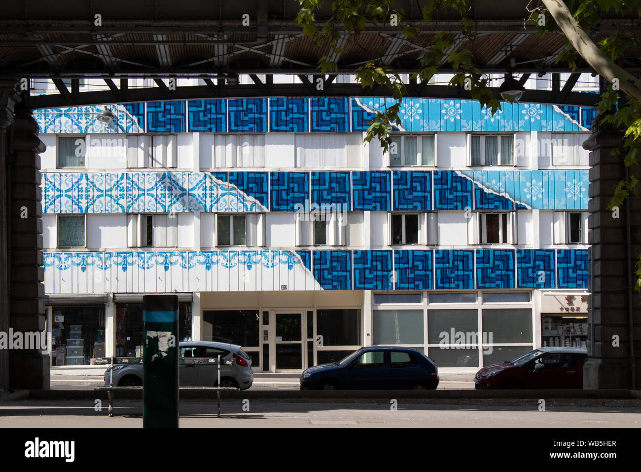L'art de rue sur les bâtiments le long du Boulevard Vincent Auriol, Paris, France Banque D'Images