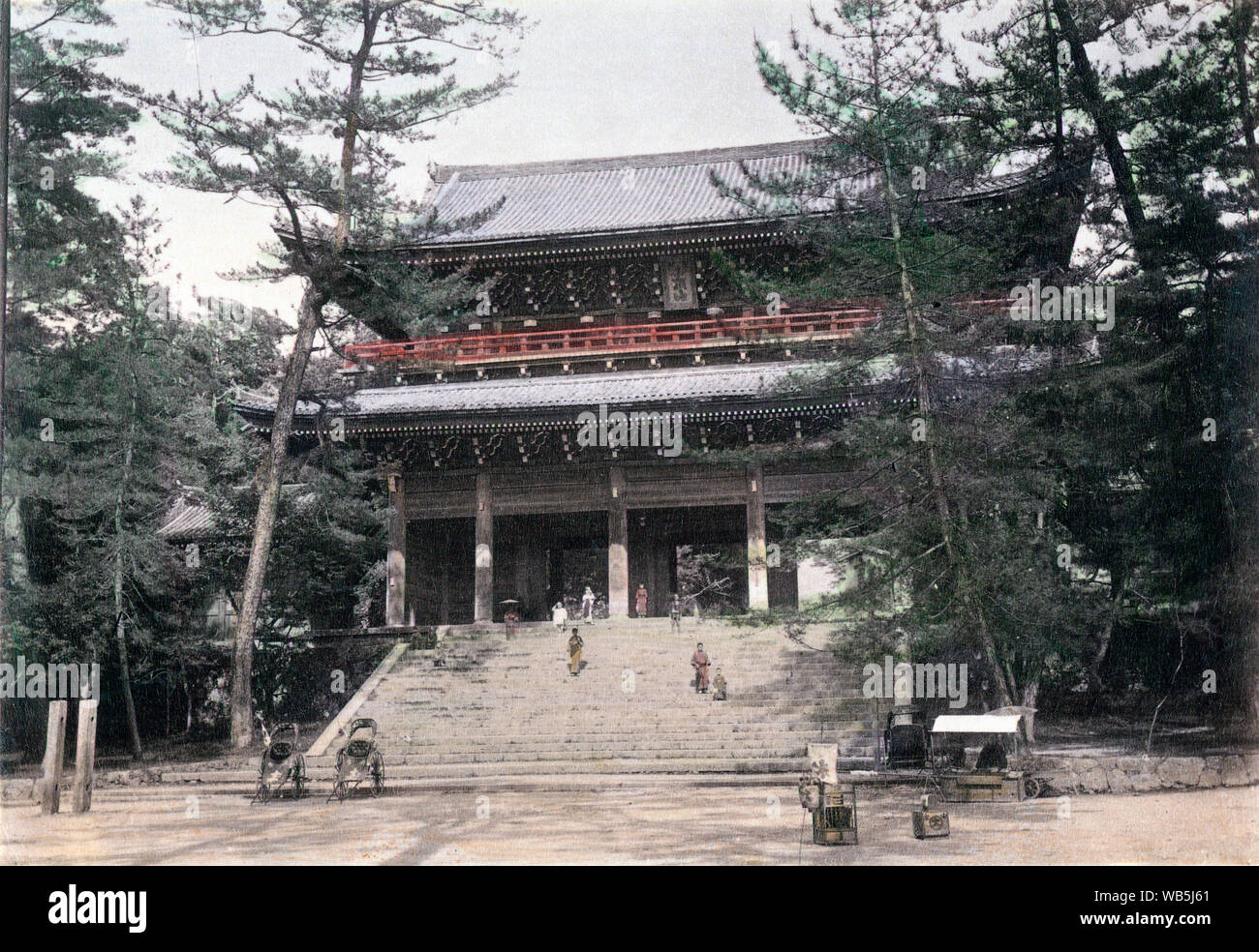 [ 1890 Japon - Porte de Buddhist Temple de Chion-in à Kyoto ] - Portail d'entrée du temple de Chion-in dans Higashiyama-ku, Kyoto. Le temple est le siège de la Terre Pure (Jōdo Shū) secte fondée par Hounen (1133-1212). Le temple original a été construit en 1234. Il a été détruit et reconstruit plusieurs fois. 19e siècle vintage albumen photo. Banque D'Images