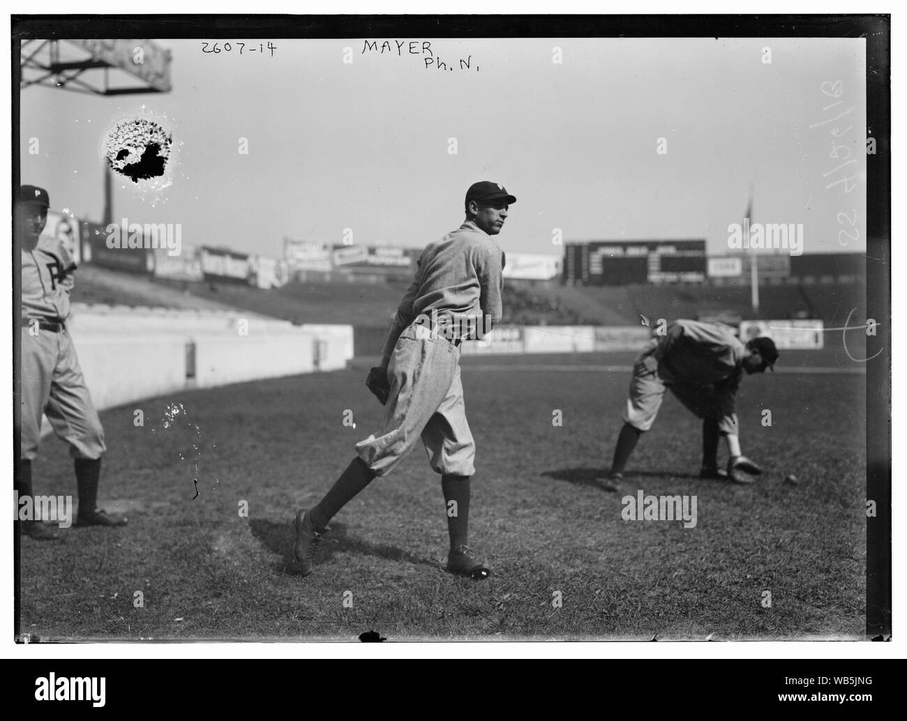 Eppa Rixey, Philadelphie NL, à gauche, Erskine Mayer, Philadelphie NL, au centre, et pas de joueur à droite au Polo Grounds, New York Abstract/moyenne : 1 négatif : vitrage ; 5 x 7 in. ou moins. Banque D'Images
