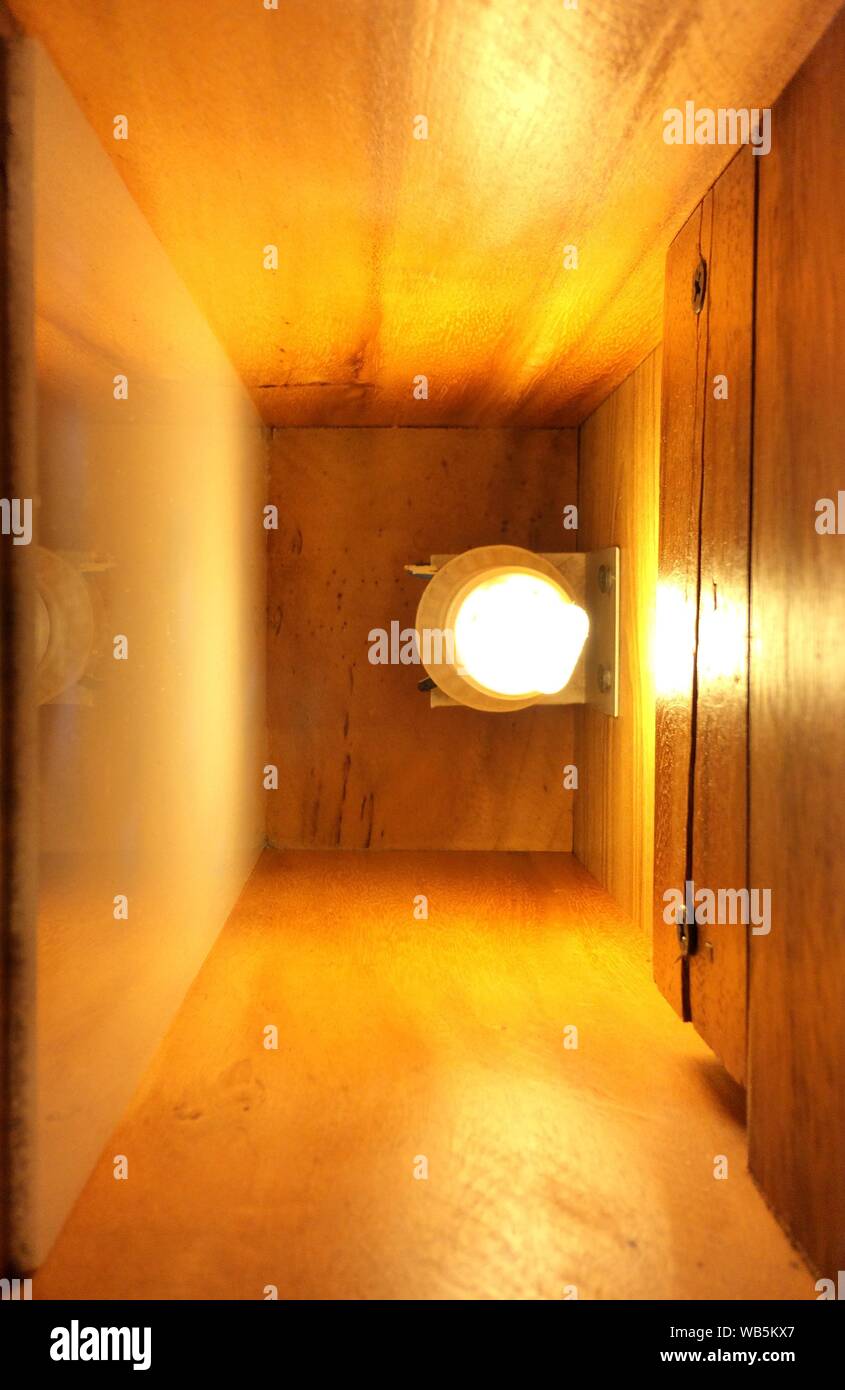 Plan vertical d'une lampe allumée dans une boîte en bois Banque D'Images