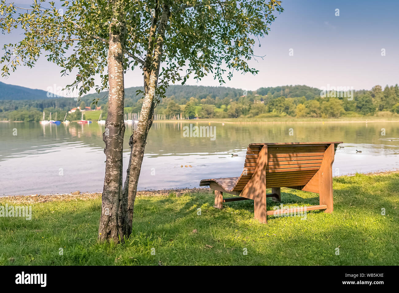 Chaise longue élégante en face de l'Tegernsee, une belle vue reposante. Banque D'Images