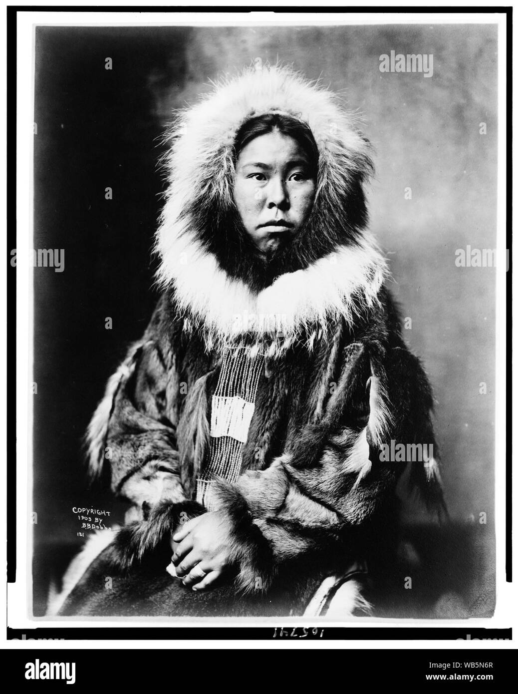 Les Inuits, esquimaux, half-length portrait, en face légèrement à droite Abstract/moyenne : 1 tirage photographique. Banque D'Images
