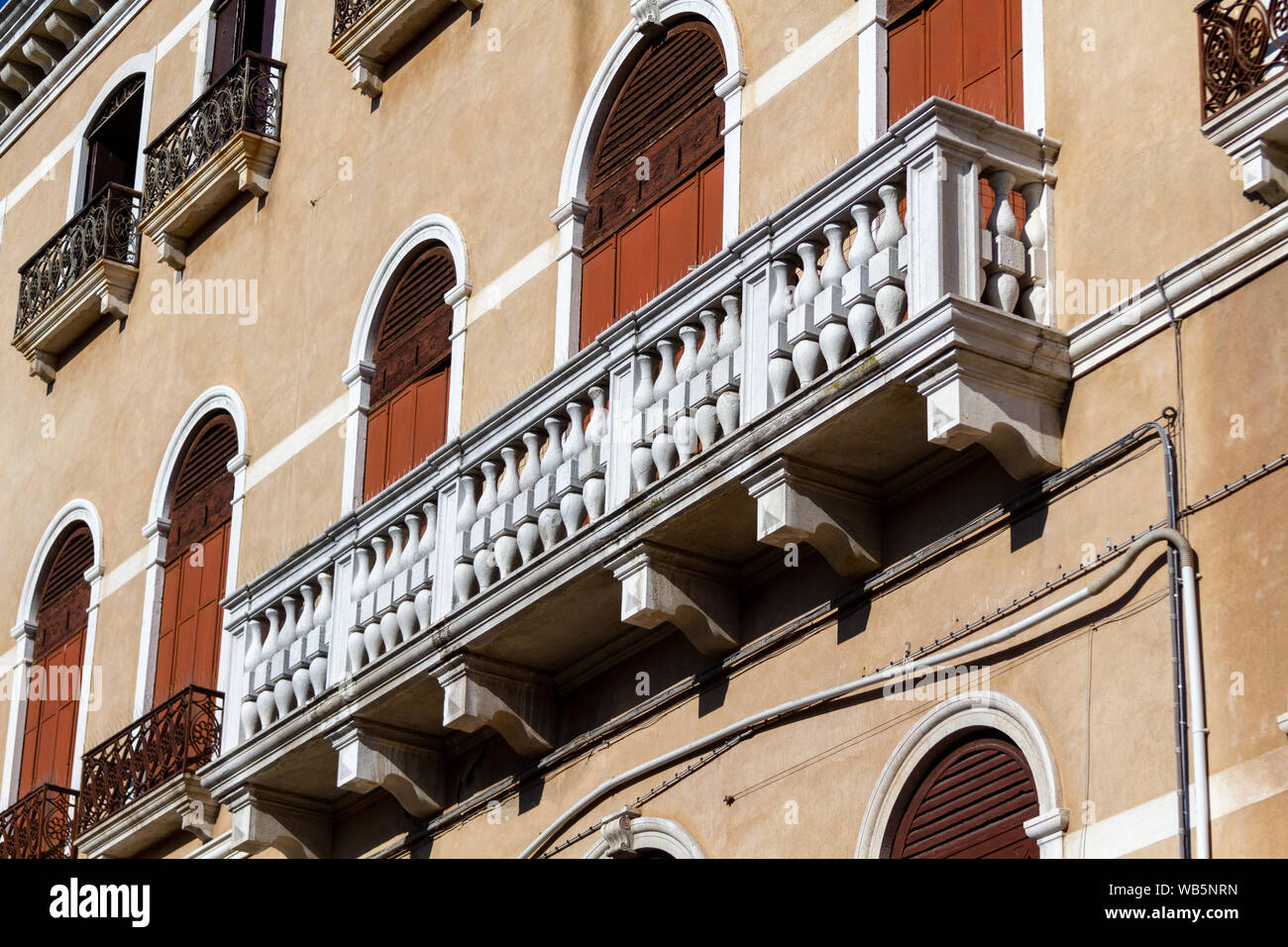Un balcon ornemental à Venise Banque D'Images