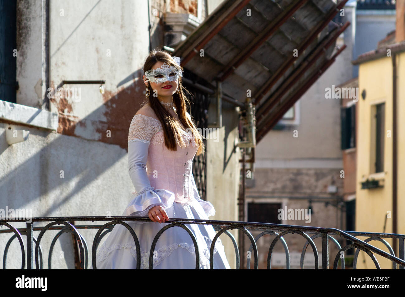 Une femme dans un masque pendant le Carnaval de Venise. Banque D'Images