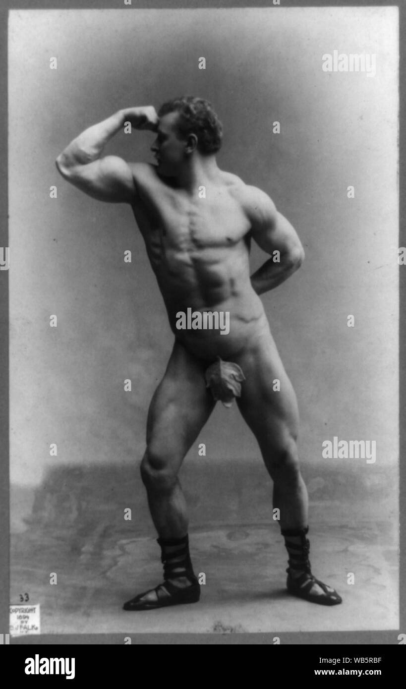 Eugen Sandow, portrait en pied, debout, à gauche, le port de profil feuille de figuier et de flexion avec muscle fist soulevées au front Abstract/moyenne : 1 photographie : à l'albumine argentique, 15 x 8 cm (5 3/4 x 3 13/16 in.) impression photographique sur carton 23 x 13 cm (9 1/8 x 4 7/8 in.) Banque D'Images