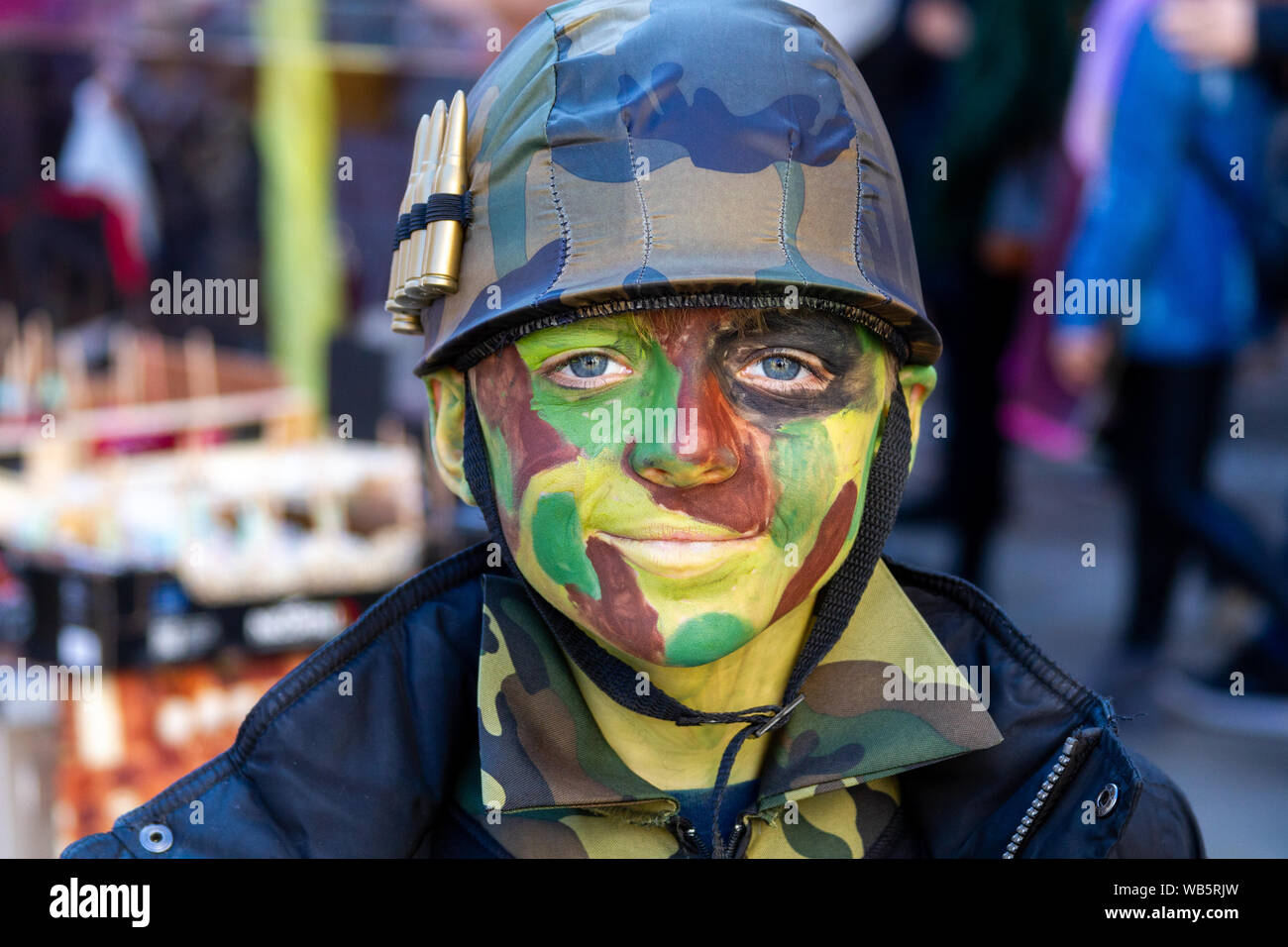 Un garçon vêtu comme un soldat pendant le Carnaval de Venise. Banque D'Images