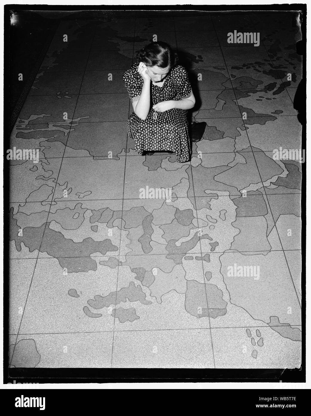 Situation européenne carte butin sur ministère des Postes-de-chaussée. Washington, D.C., le 12 avril. L'immense carte sur le sol du ministère des Postes ici est tout de déphasage ces jours en raison de l'agression en Europe. Nombreuses sont les questions embarrassantes posées à propos des fonctionnaires lorsque M. Farley va faire quelque chose à propos de l'Éthiopie, l'Autriche et la Tchécoslovaquie. La réponse a été jusqu'à présent, rien. Probablement le bureau de poste est en attente de voir ce qui va se passer sur le continent. Mme Edna souche est d'inspecter les dommages causés par l'ambitieux des dictateurs. 4-12-39 Abstract/moyenne : 1 négatif : Banque D'Images