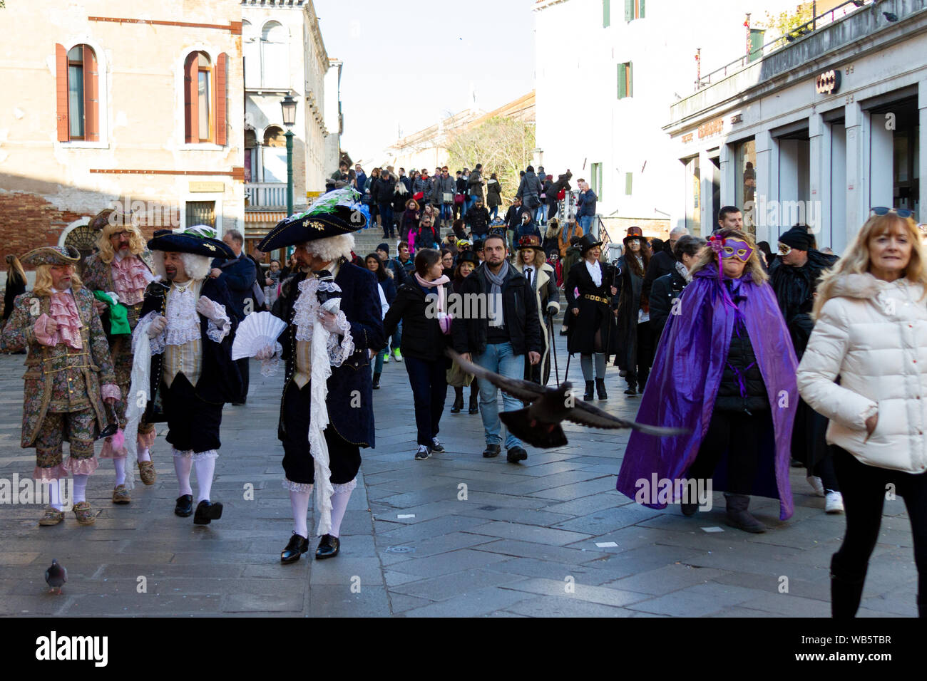 Une rue bondée de Venise pendant le carnaval, certaines personnes sont des masques. Banque D'Images