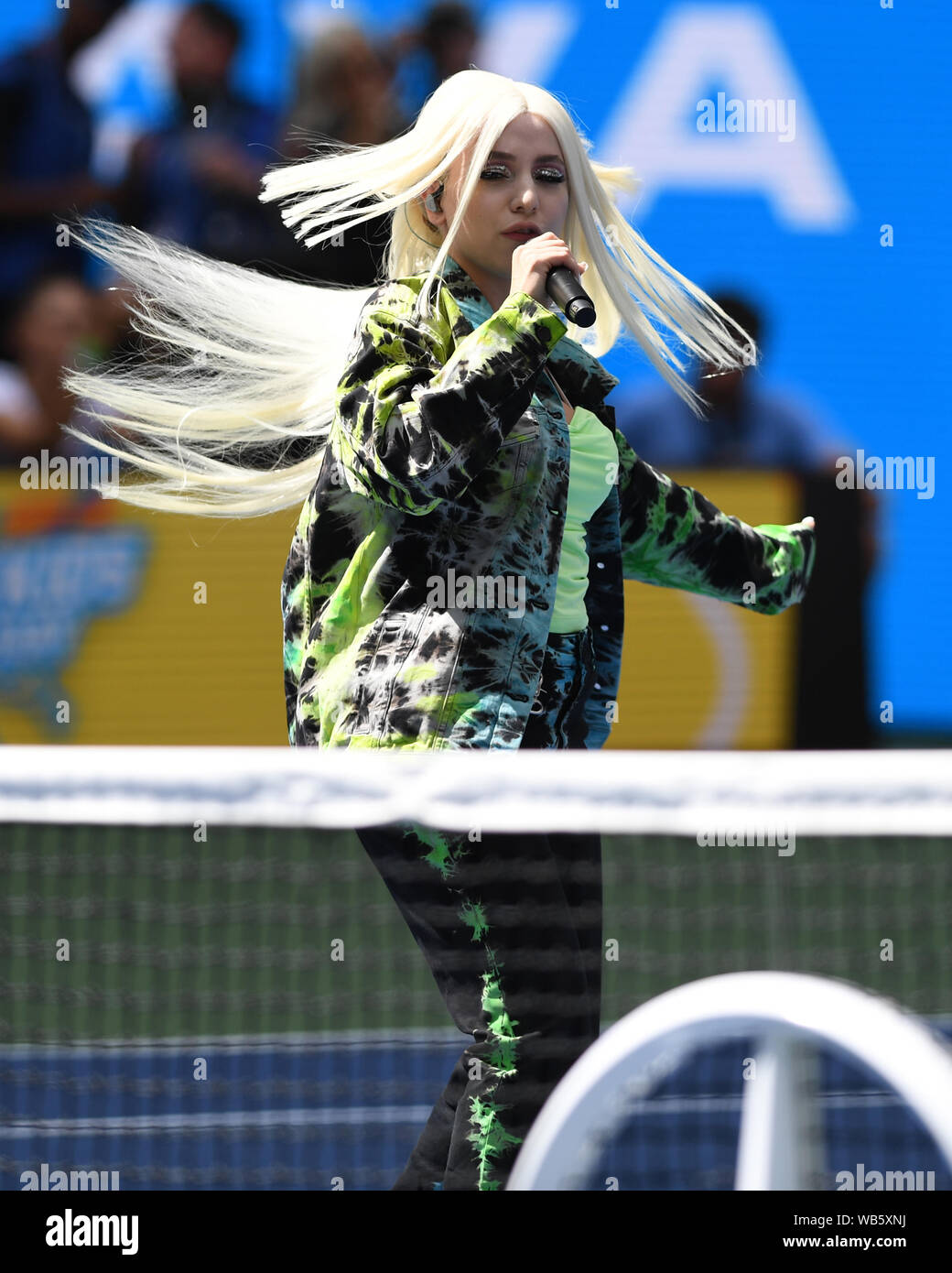 Flushing NY, USA. Août 24, 2019. Ava Max effectue au cours d'Arthur Ashe Kids Day à l'USTA Billie Jean King National Tennis Center le 24 août 2019 à Flushing Queens. Credit : Mpi04/media/Alamy Punch Live News Banque D'Images