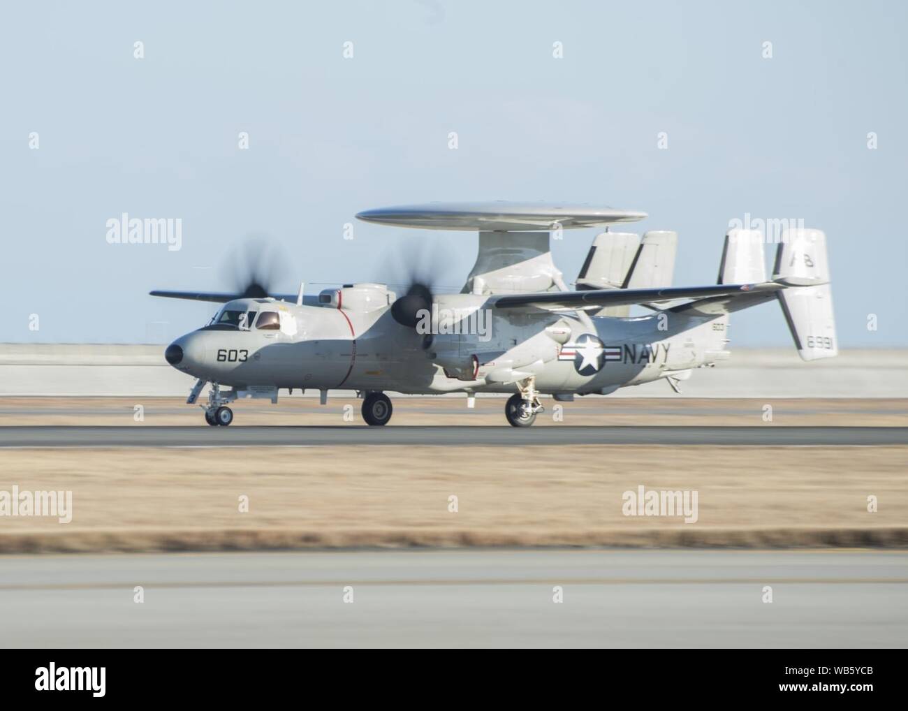 Hawkeye E-2D de VAW-125 terres au MCAS Iwakuni le 2 février 2017. Banque D'Images