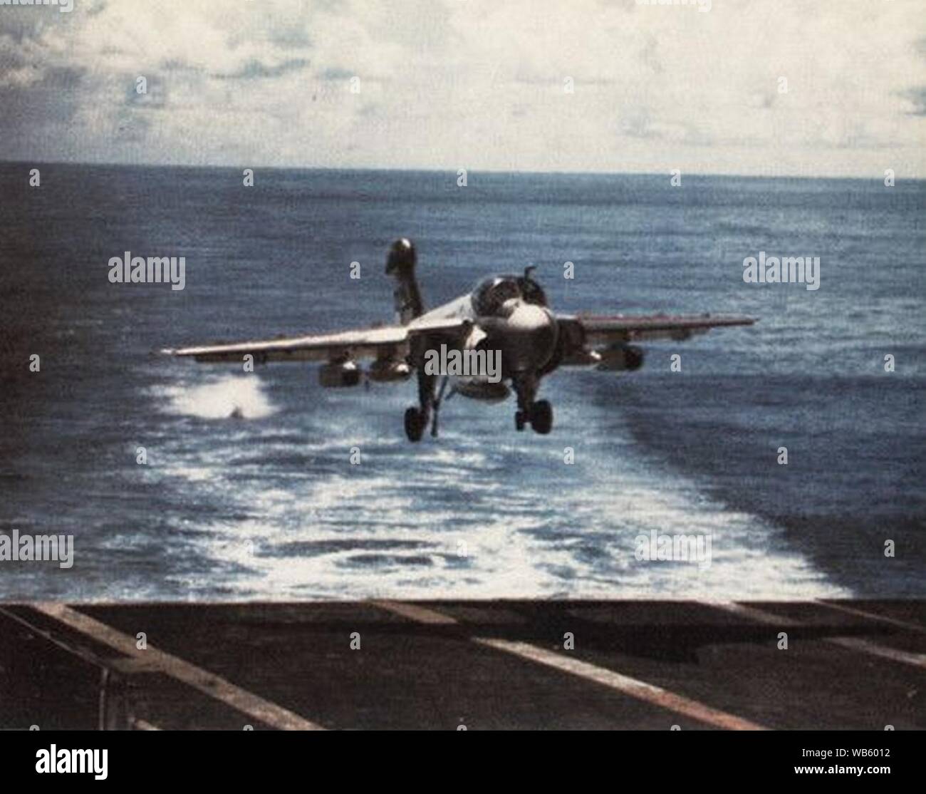 EA-6A Intruder de VMAQ-2 terrain sur USS Midway (CV-41) en 1977. Banque D'Images