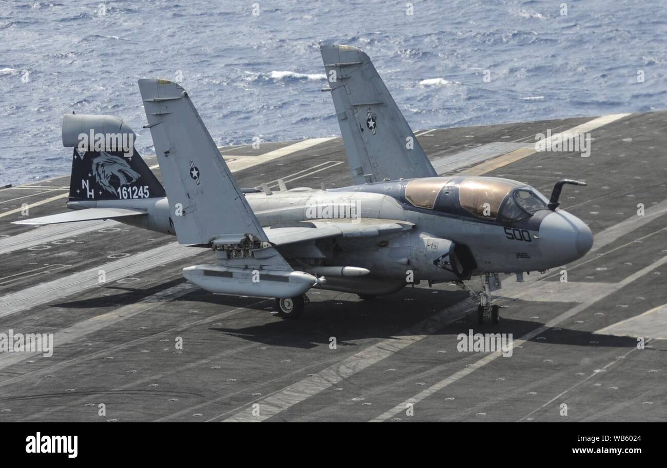 EA-6B de VAQ-142 sur l'USS Nimitz (CVN-68) en 2013. Banque D'Images