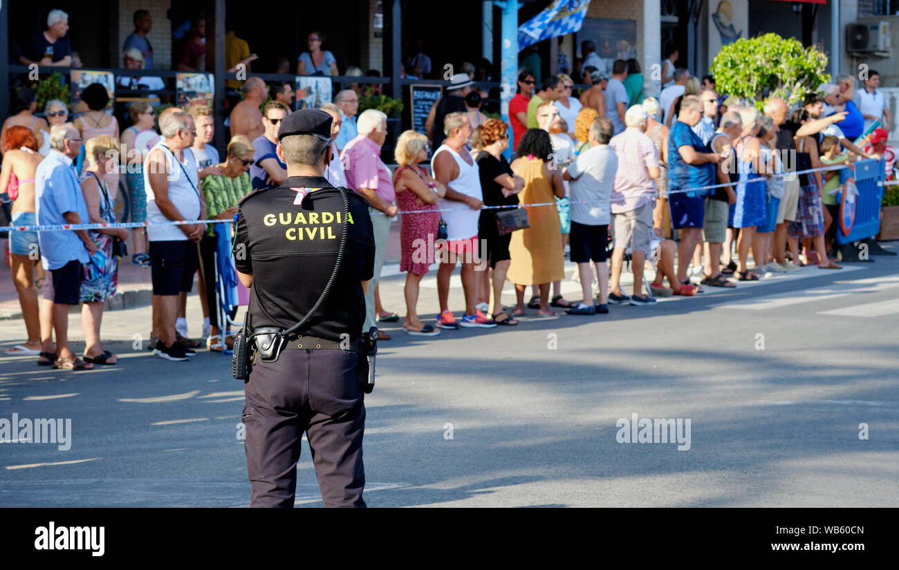 Torrevieja, Espagne - 24 août 2019 : le contrôle de la Police de la sécurité des cyclistes et des spectateurs lors de la Vuelta les compétitions sportives internationales de premier cyc Banque D'Images
