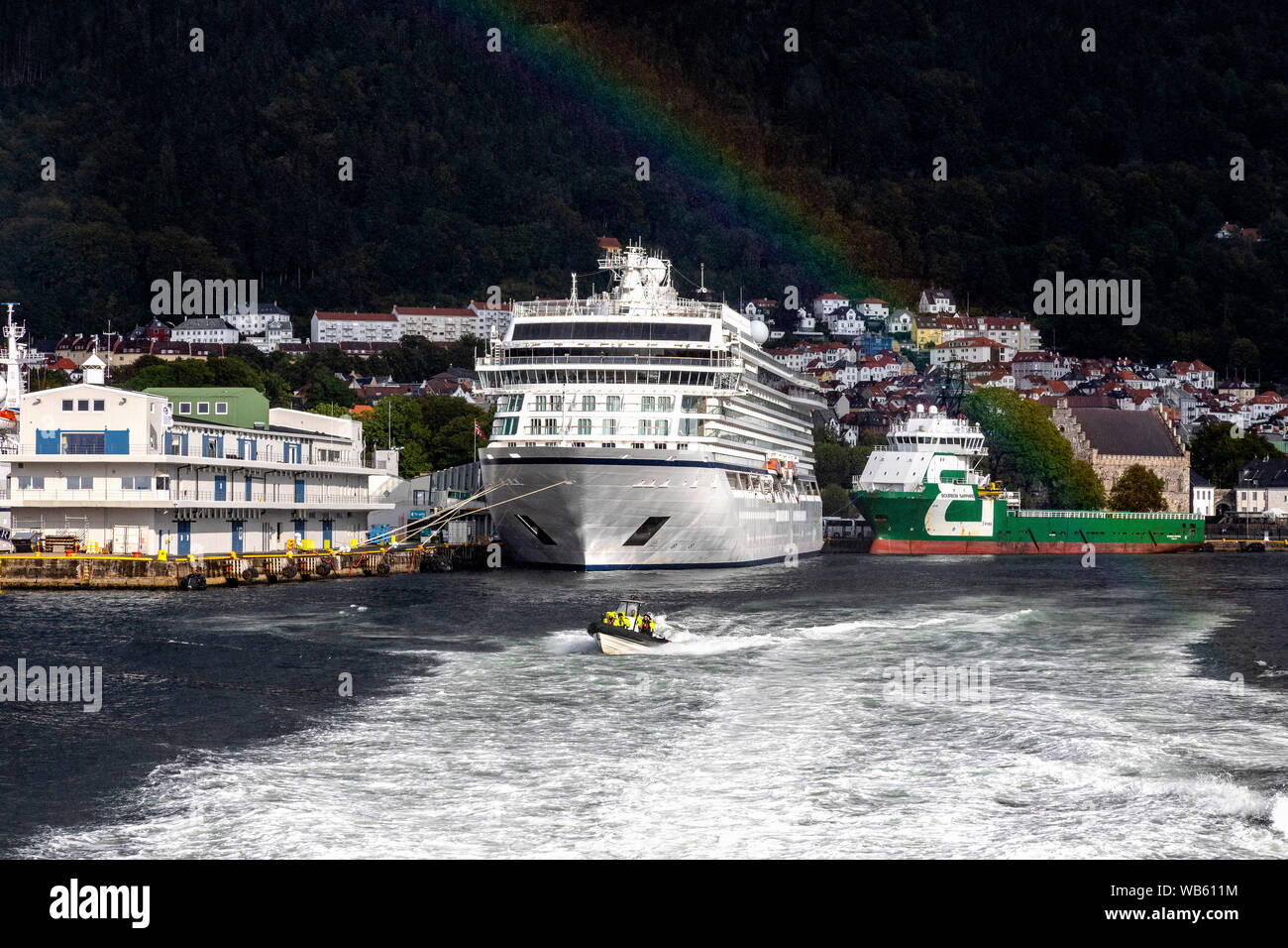 Bateau de croisière Viking Sea aux côtés de l'aérogare à Skolten, et navire d'approvisionnement en mer Bourbon Sapphire, dans le port de Bergen, Norvège Banque D'Images