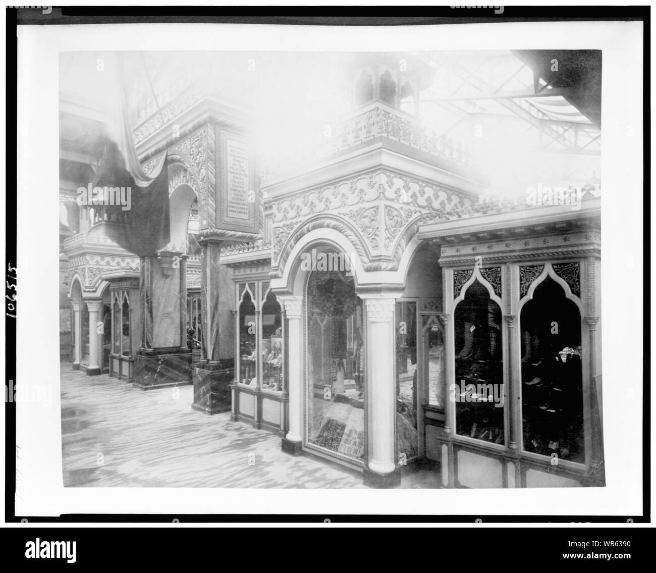 Exposition de textiles et autres objets d'art roumain à l'exposition, Exposition de Paris, 1889 Abstract/moyenne : 1 : Easy-PhotoPrint albumen. Banque D'Images