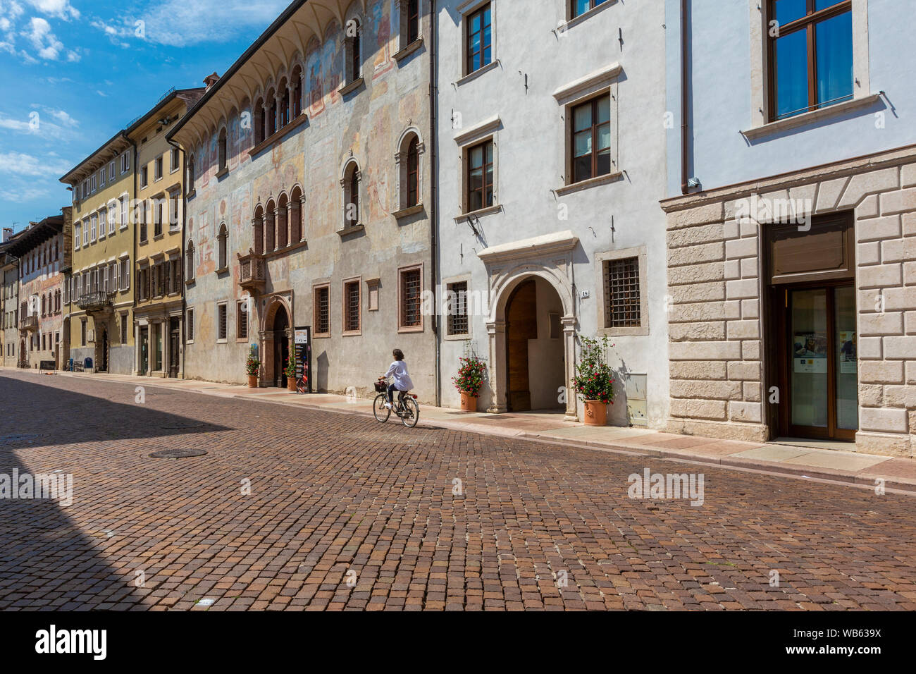 TRENTO, ITALIE - 19 juillet 2019 - Via Belenzani, l'ancien "Via Larga" (large), avec une série de bâtiments du xvie siècle Banque D'Images