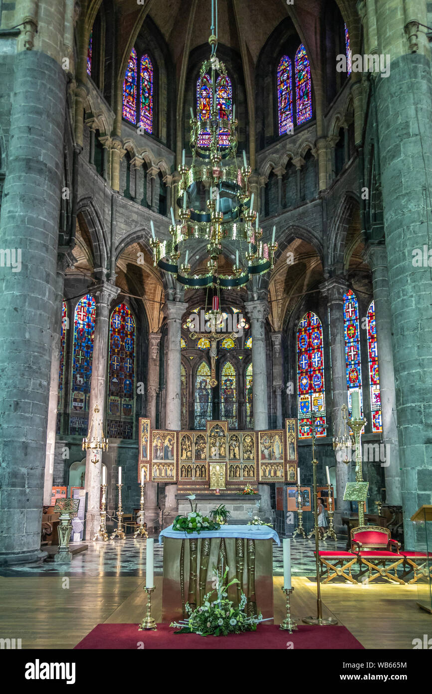 Dinant, Belgique - 26 juin 2019 : l'intérieur collégiale Notre Dame de  Dinant Église. Autel principal avec lustre géant et de vitraux. Le retable  de Photo Stock - Alamy
