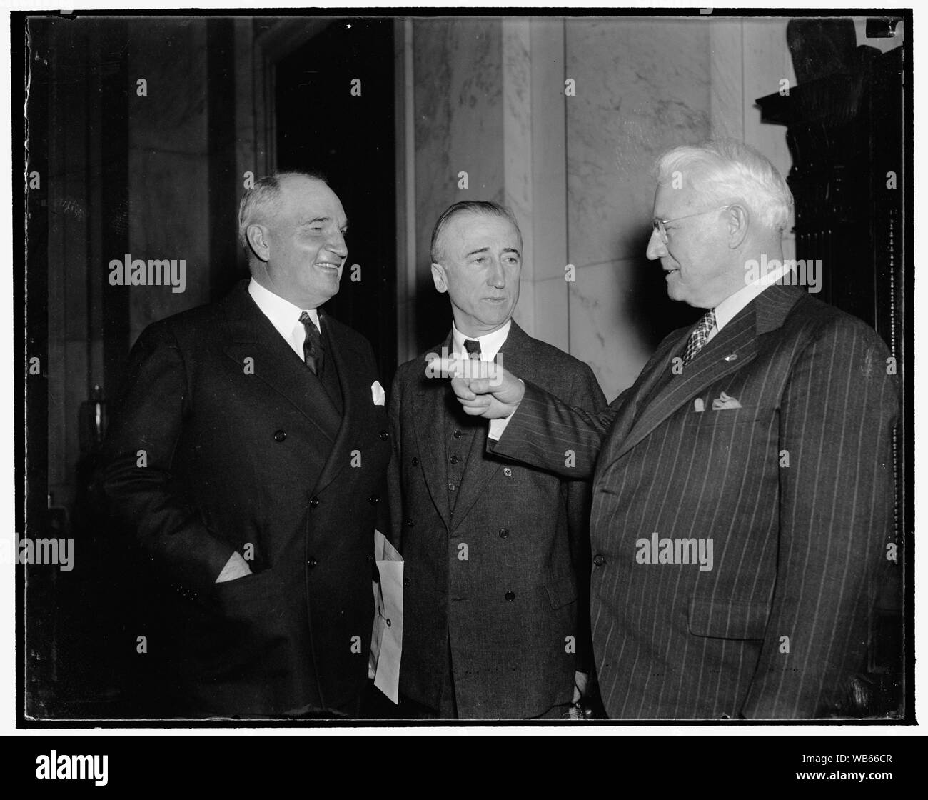 Extension de la CPI est instamment prié d'alimentation par rail du travail. Washington, D.C., 12 janvier. Recommandation d'aujourd'hui que du travail de fer le pouvoir réglementaire, de l'Interstate Commerce Commission être étendue à l'eau domestique et le transport aérien et ferroviaire de marchandises que de voyageurs et d'augmenter les taux, sous réserve de l'affectation des revenus supplémentaires pour l'équipement et les dépenses de main-d'œuvre. Les recommandations font partie d'un programme en cinq points soumis au comité chômage du Sénat par A.F. Whitney, président de Railroad Train, droite, et [...]J. Pelley, président de l'American Association of Railroads, gauche Banque D'Images