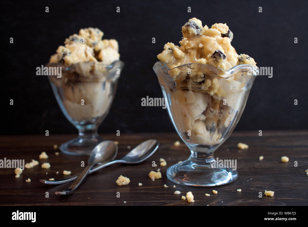 Caramel salé végétalien Cookie Dough Ice Cream Sundae Banque D'Images