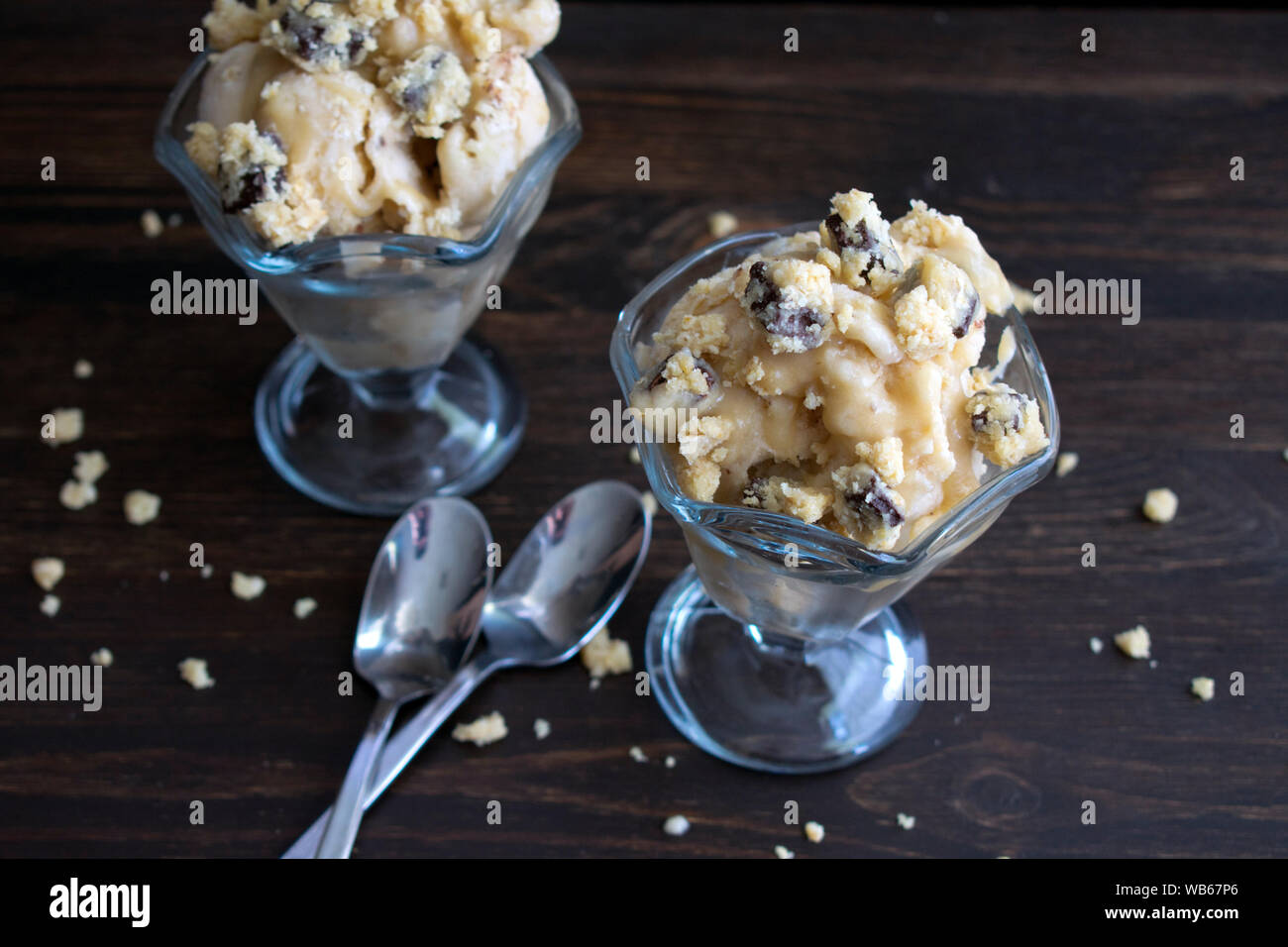 Caramel salé végétalien Cookie Dough Ice Cream Sundae Banque D'Images