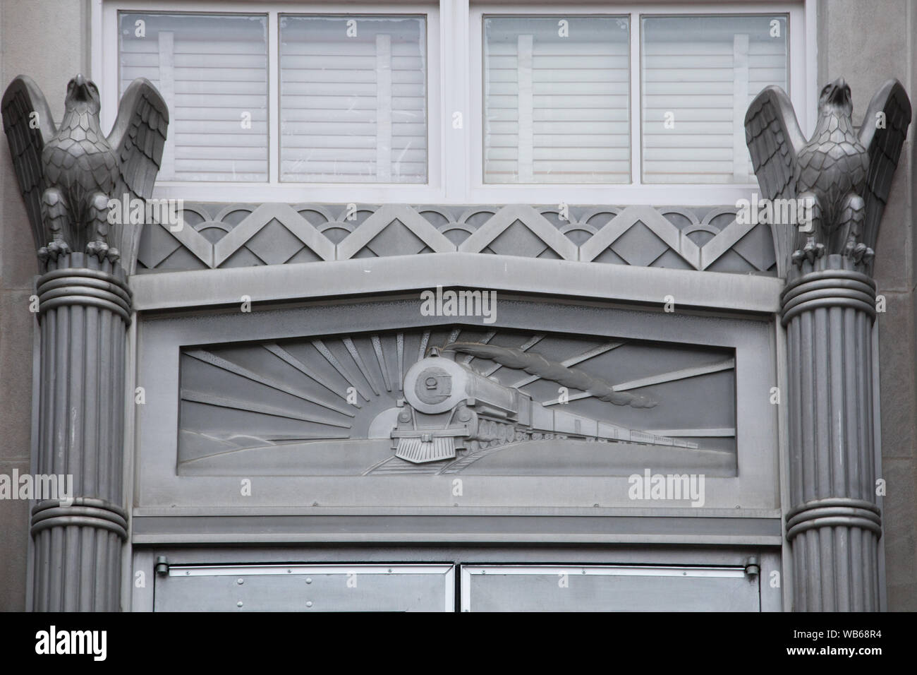 Détail de porte extérieure avec train. Style Art déco du bâtiment fédéral et aux É.-U., Palais de Monroe, Louisiane Banque D'Images