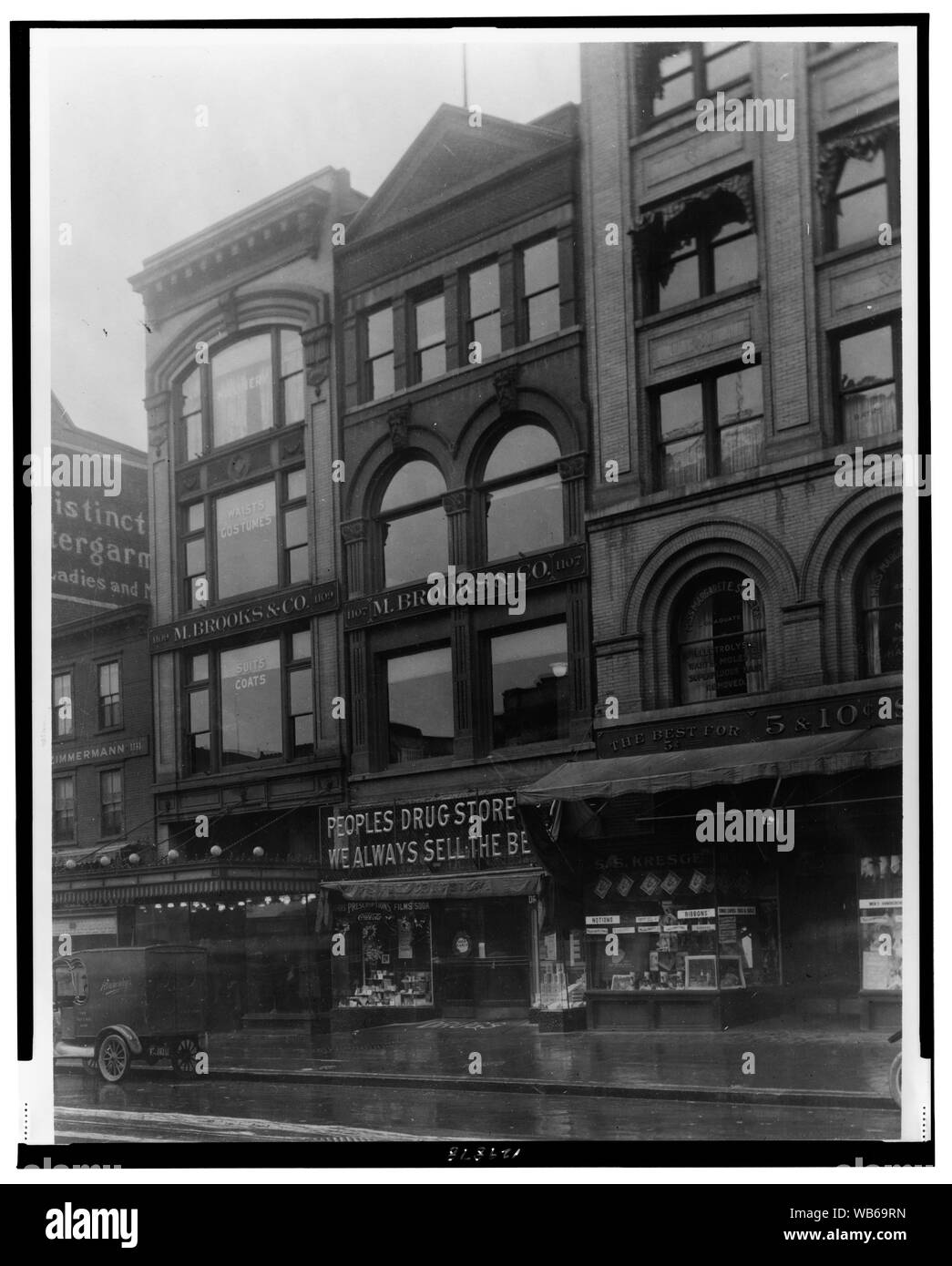 Des personnes extérieures's Drug Store, 11e et g Rues, Washington, D.C., avec d'autres boutiques Abstract/moyenne : 1 tirage photographique. Banque D'Images