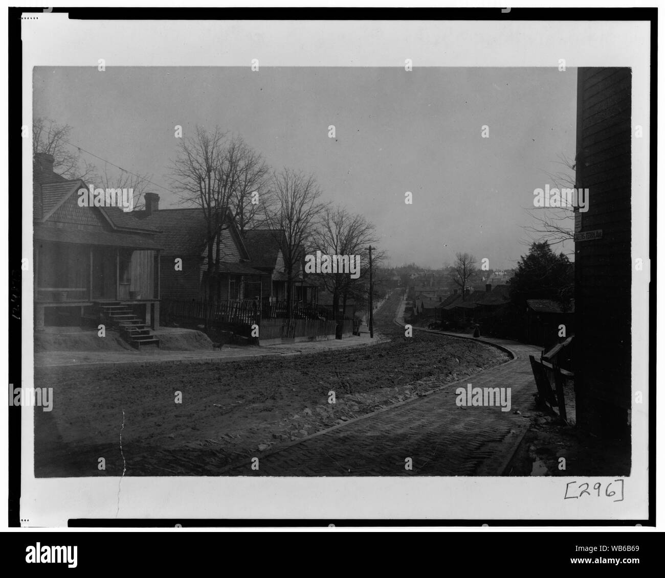 Vue extérieure de maisons le long de rues non pavées, Greensferry Ave., N.W., Atlanta, Géorgie Banque D'Images