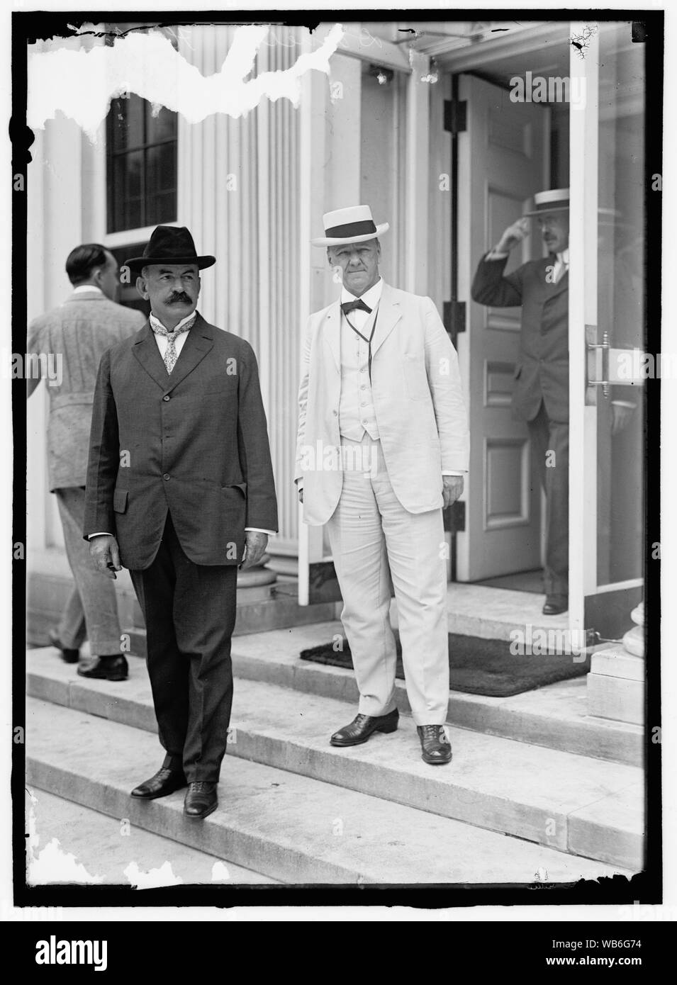 FLETCHER, FRANK VENDREDI. L'amiral de la marine des États-Unis. Avec le Secrétaire DANIELS Abstract/moyenne : 1 négatif : vitrage ; 5 x 7 in. ou moins Banque D'Images
