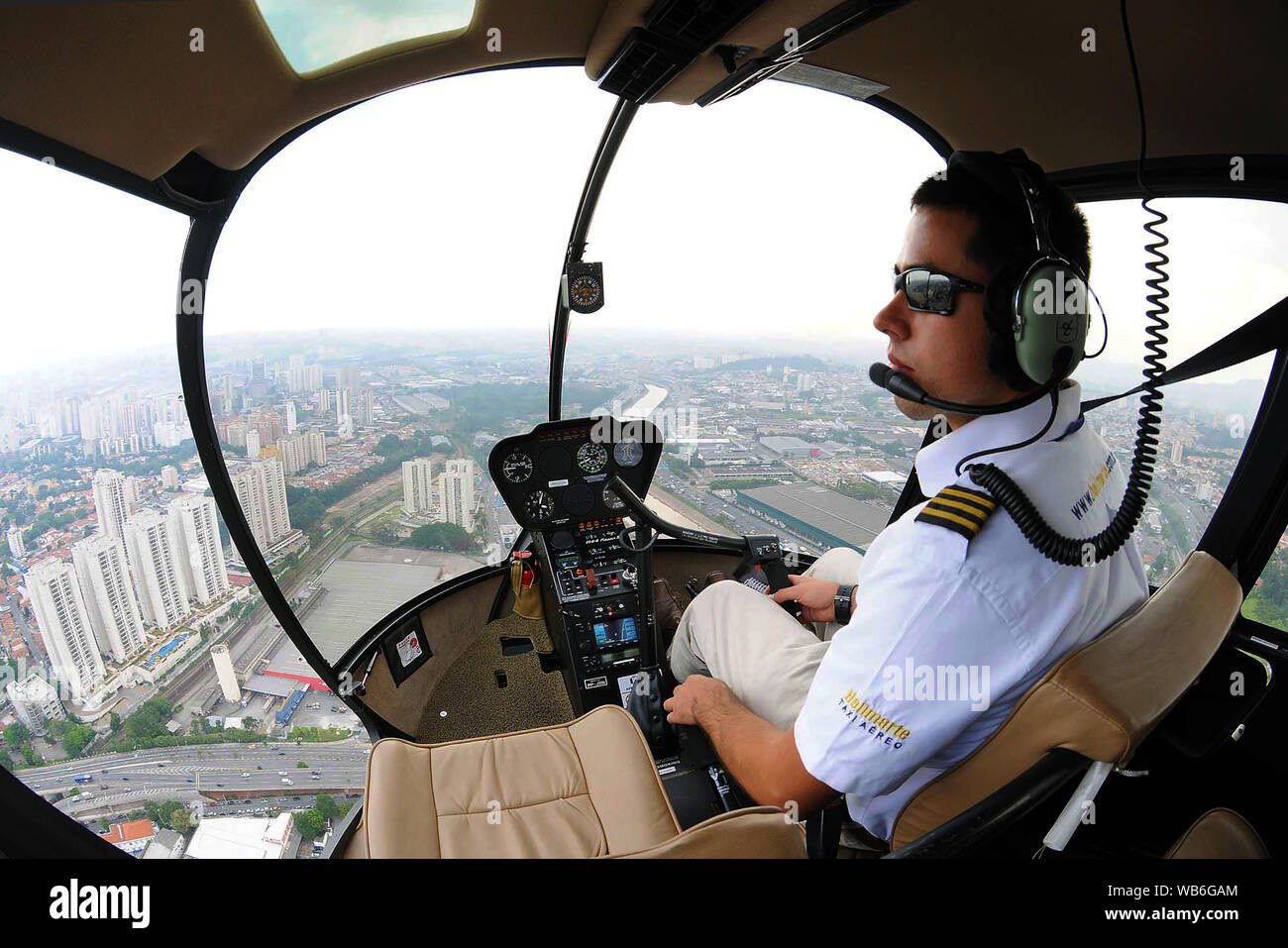 São Paulo, Brésil, 10 février 2014. Pilote d'hélicoptère de taxi aérien volant dans la ville de São Paulo Banque D'Images