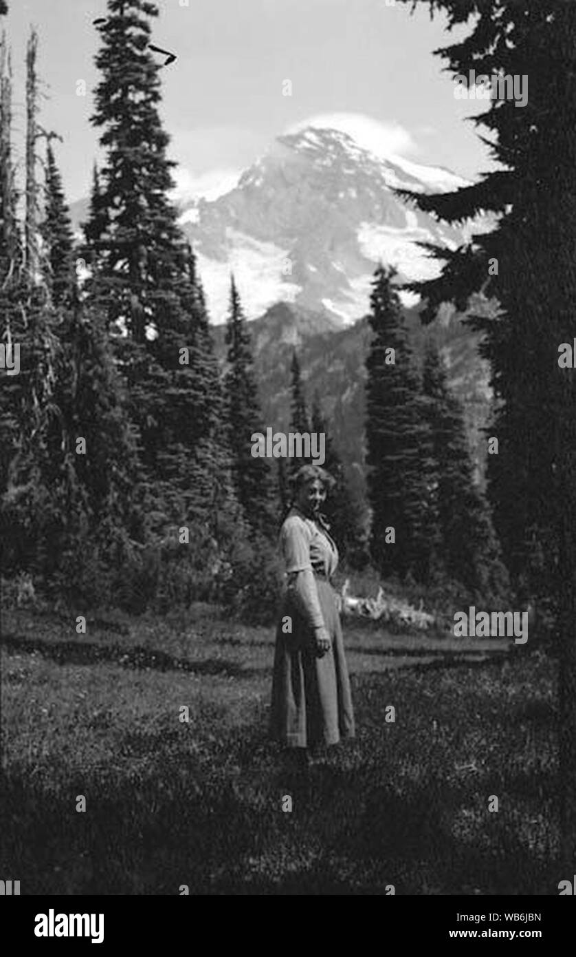 Edith Matthes dans les bois au terrain de chasse des Indiens Henry's Mt Rainier Août 1911 WASTATE (2322). Banque D'Images
