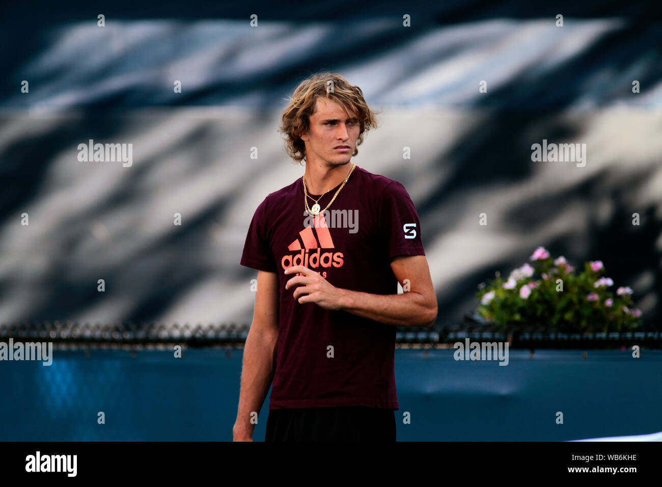 Flushing Meadows, New York, United States. Août 24, 2019. Alexander Zverev de l'Allemagne prend une pause pendant une séance d'essai au niveau National Tennis Center de Flushing Meadows, New York en préparation pour l'US Open qui débute lundi prochain. Crédit : Adam Stoltman/Alamy Live News Banque D'Images