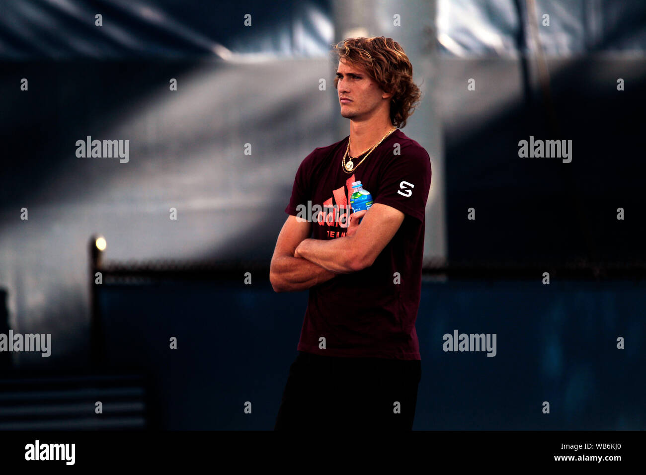 Flushing Meadows, New York, United States. Août 24, 2019. Alexander Zverev de l'Allemagne prend une pause pendant une séance d'essai au niveau National Tennis Center de Flushing Meadows, New York en préparation pour l'US Open qui débute lundi prochain. Crédit : Adam Stoltman/Alamy Live News Banque D'Images