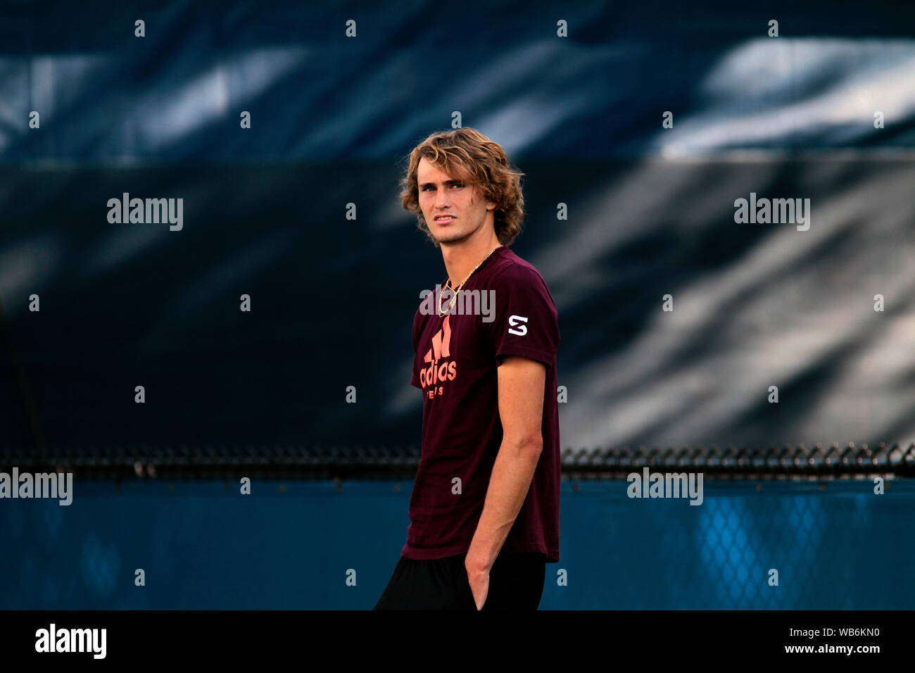 Flushing Meadows, New York, United States. Août 24, 2019. Alexander Zverev de l'Allemagne prend une pause pendant une séance d'essai au niveau National Tennis Center de Flushing Meadows, New York en préparation pour l'US Open qui débute lundi prochain. Crédit : Adam Stoltman/Alamy Live News Banque D'Images