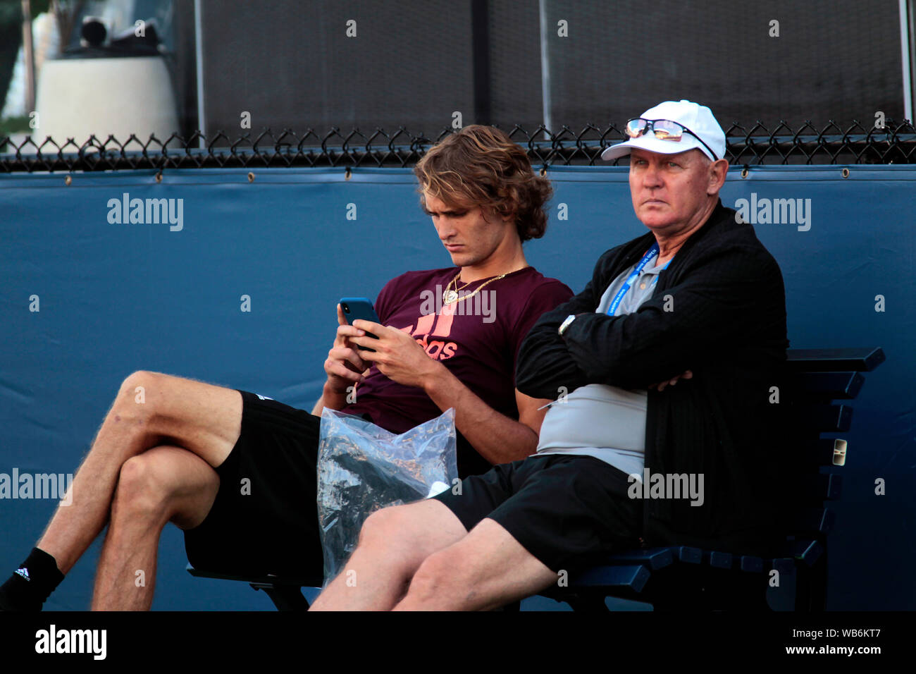 Flushing Meadows, New York, United States. Août 24, 2019. Alexander Zverev de l'Allemagne prend une pause pendant une séance d'essai au niveau National Tennis Center de Flushing Meadows, New York en préparation pour l'US Open qui débute lundi prochain. Crédit : Adam Stoltman/Alamy Live News Banque D'Images